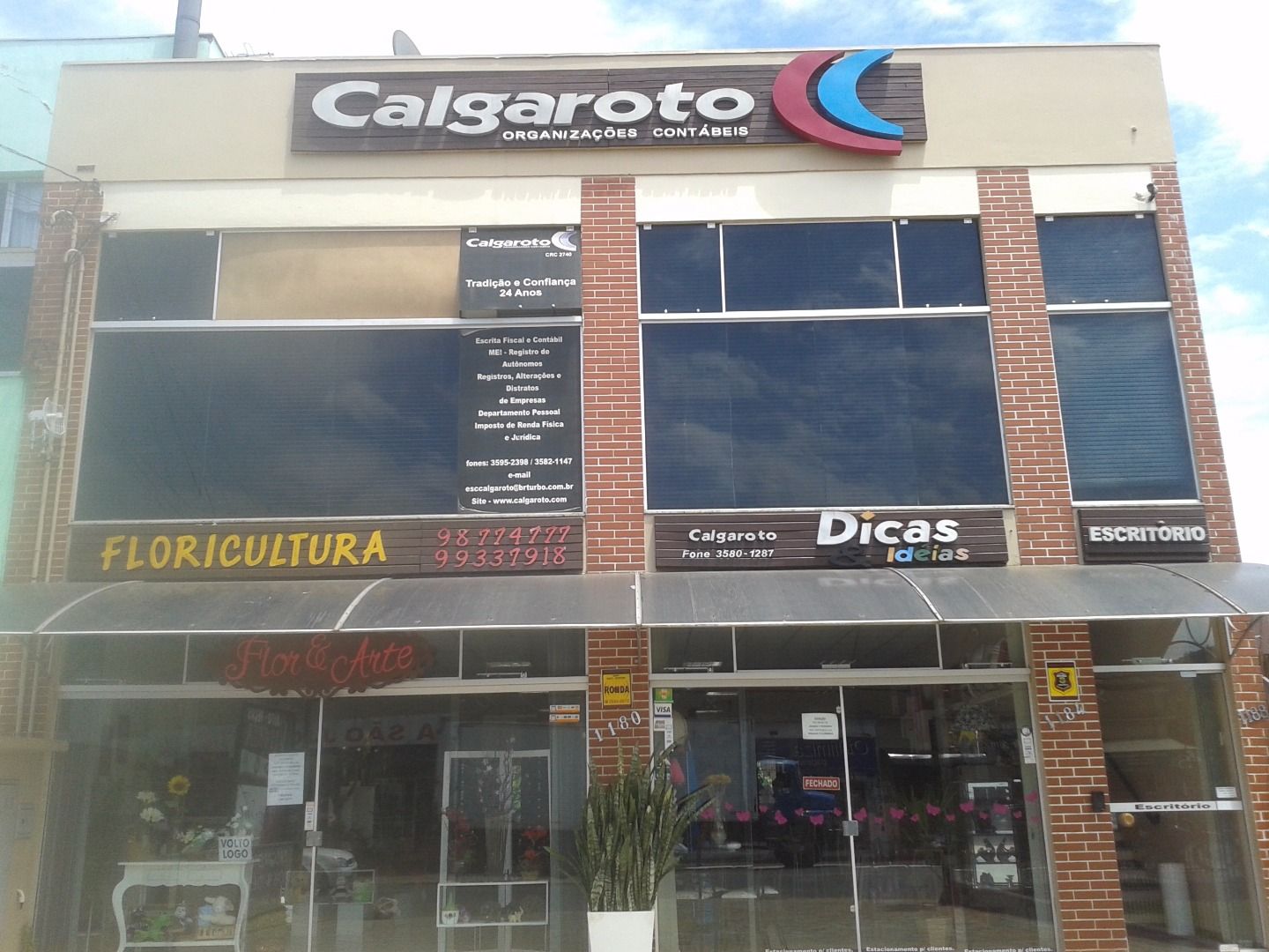 Fachada do prédio com a placa Calgaroto Organizações Contábeis